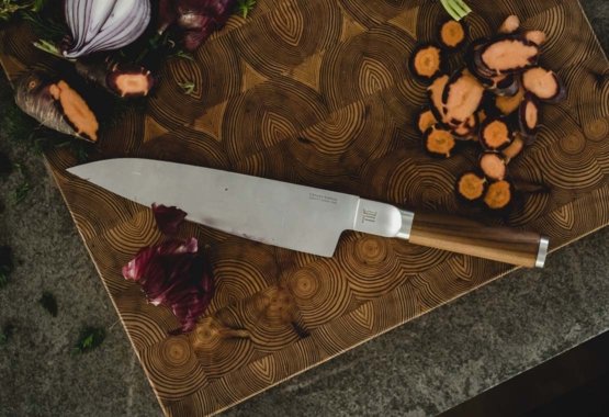 Traditionel kniv til madlavning i det fri